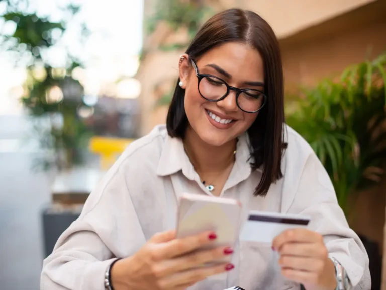 A woman pays online.